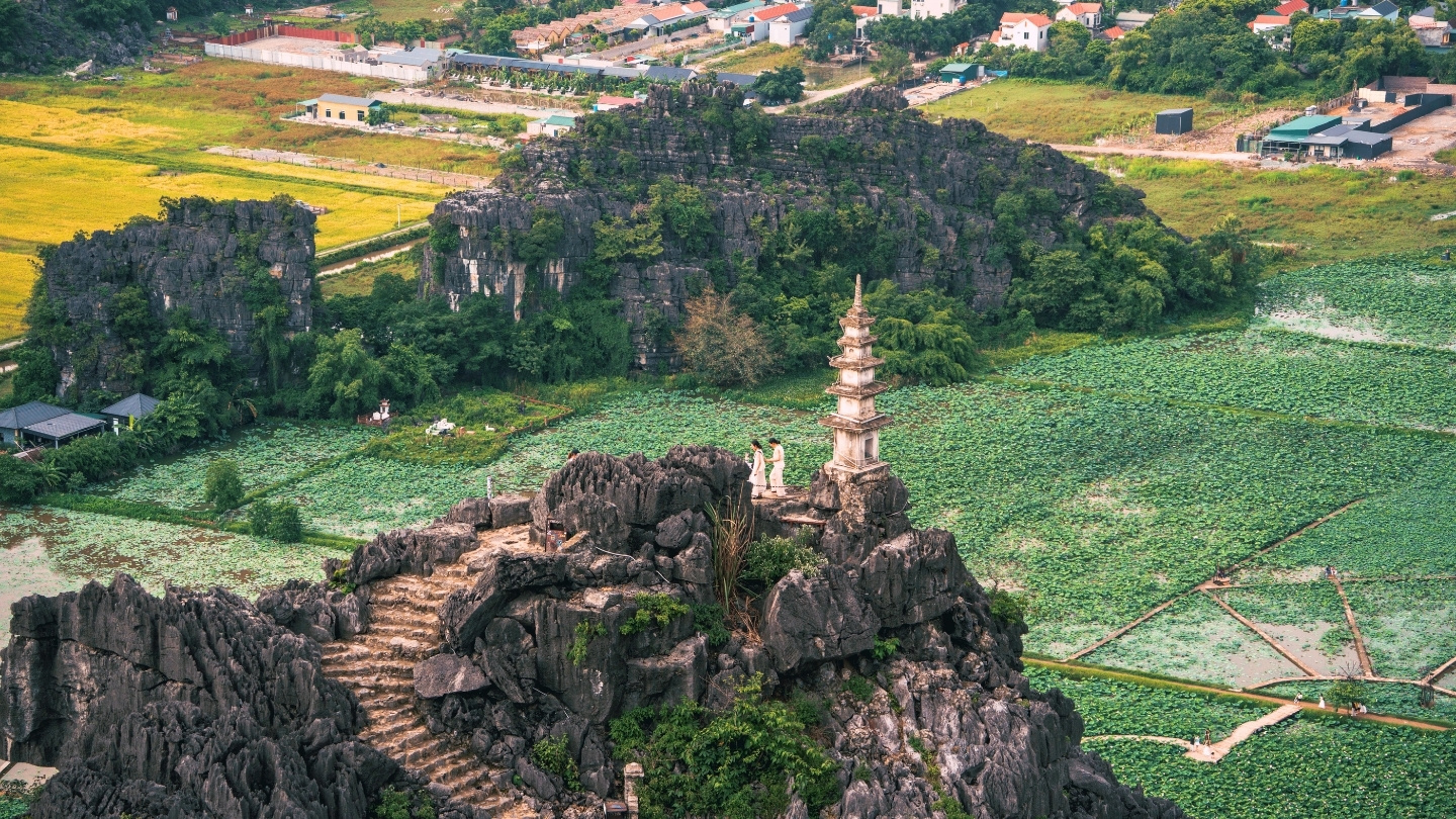 Vue panoramique depuis le sommet de Hang Mua